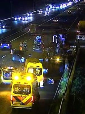 Chaos op de A13: vier auto’s botsen keihard bij Delft – bestuurder onwel, files urenlang muurvast