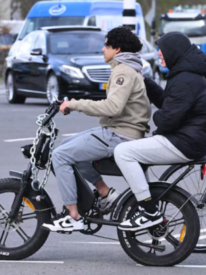 Jongeren op een fatbike