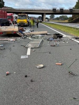 Aanhanger met schroot kantelt, A18 afgesloten