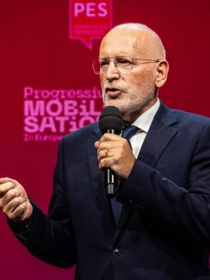 Migratie blijft onderbelicht bij Frans Timmermans en Spaanse premier op congres Europese sociaaldemocraten