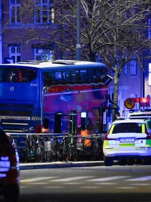Bus rijdt bushokje binnen in Stockholm, meerdere doden en gewonden