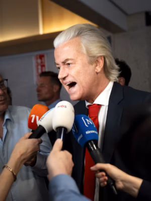 Wilders reageert woedend na vernieling van PVV-poster