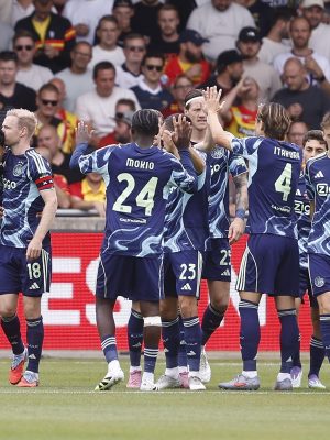 3CECF46 Deventer, Netherlands. 17th Aug, 2025. DEVENTER, 17-08-2025, Stadium De Adelaarshorst, season 2025/2026, Dutch Eredivisie football, match between Go Ahead Eagles and Ajax, Picture shows Ajax celebrating 0-1, goal scored by Ajax player Davy Klaassen Credit: Pro Shots/Alamy Live News