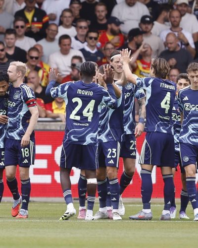 3CECF46 Deventer, Netherlands. 17th Aug, 2025. DEVENTER, 17-08-2025, Stadium De Adelaarshorst, season 2025/2026, Dutch Eredivisie football, match between Go Ahead Eagles and Ajax, Picture shows Ajax celebrating 0-1, goal scored by Ajax player Davy Klaassen Credit: Pro Shots/Alamy Live News