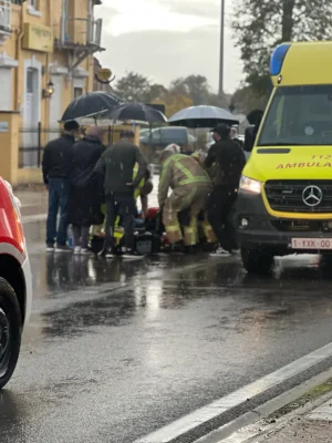 Kind op fiets aangereden: omstanders beschermen slachtoffertje met paraplu’s in gietende regen