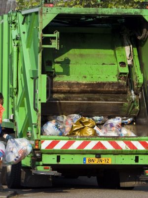 Nederlandse vuilnisman raakt baan kwijt om lunchrit met dienstauto