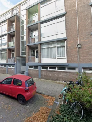 Buren slaan alarm om huilende peuter die urenlang alleen was in woning