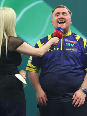 Luke Littler lacht fans uit na winst op WK darts: ‘Jullie fluiten me uit, maar jullie betalen mijn prijzengeld, haha!’