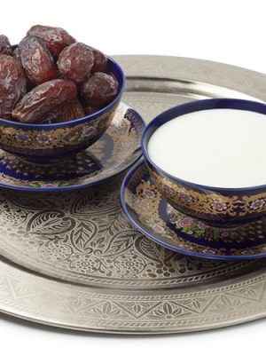 Plan voor melk en dadels op Amsterdamse stembureaus veroorzaakt woede-uitbarsting: “Volstrekte waanzin!”