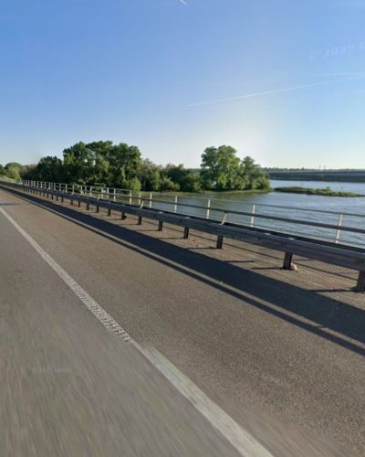 Drie wielrenners gewond bij valpartij op Moerdijkbrug, hulpdiensten rukken massaal uit
