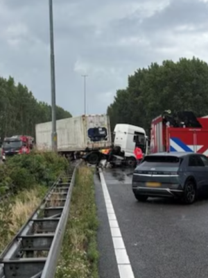 A27 volledig afgesloten na ernstig ongeluk bij Raamsdonksveer: vrachtwagen rijdt door vangrail