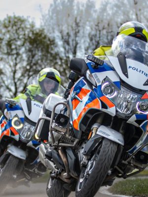 Twee agenten zwaargewond na keiharde aanrijding op A2 – bestuurder gestolen auto ramt politie