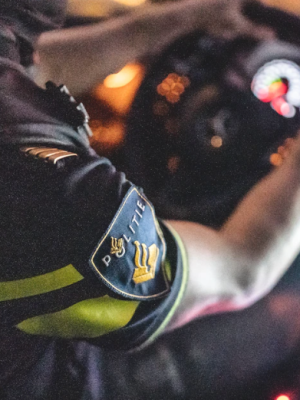 Motorrijder zwaargewond nadat hij in sloot tegen tunnelbak botst