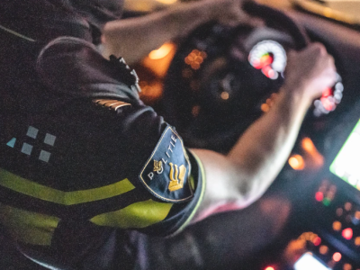 Motorrijder zwaargewond nadat hij in sloot tegen tunnelbak botst