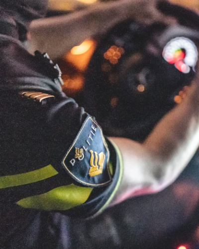 Motorrijder zwaargewond nadat hij in sloot tegen tunnelbak botst