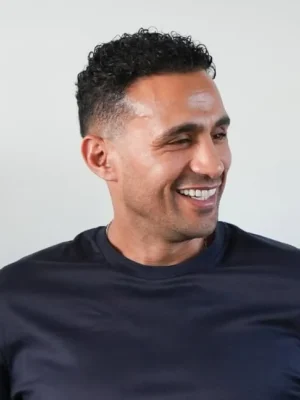 Badr Hari toont liefdevolle kant: intieme gezinsfoto’s met nieuwe vriendin en kinderen gedeeld