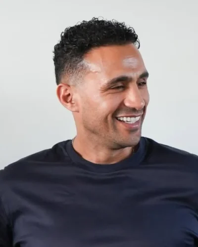 Badr Hari toont liefdevolle kant: intieme gezinsfoto’s met nieuwe vriendin en kinderen gedeeld