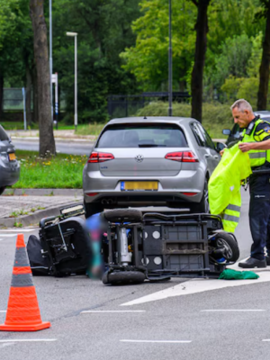 Vrouw in scootmobiel gewond bij aanrijding