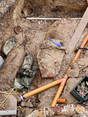 Woonwijk boven tikkende tijdbom: graafploeg vindt gruwelijke bommenvondst onder winkelcentrum