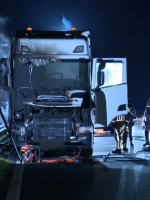 Trucker weet brandende vrachtwagen aan de kant te krijgen, wegdek A17 kapot